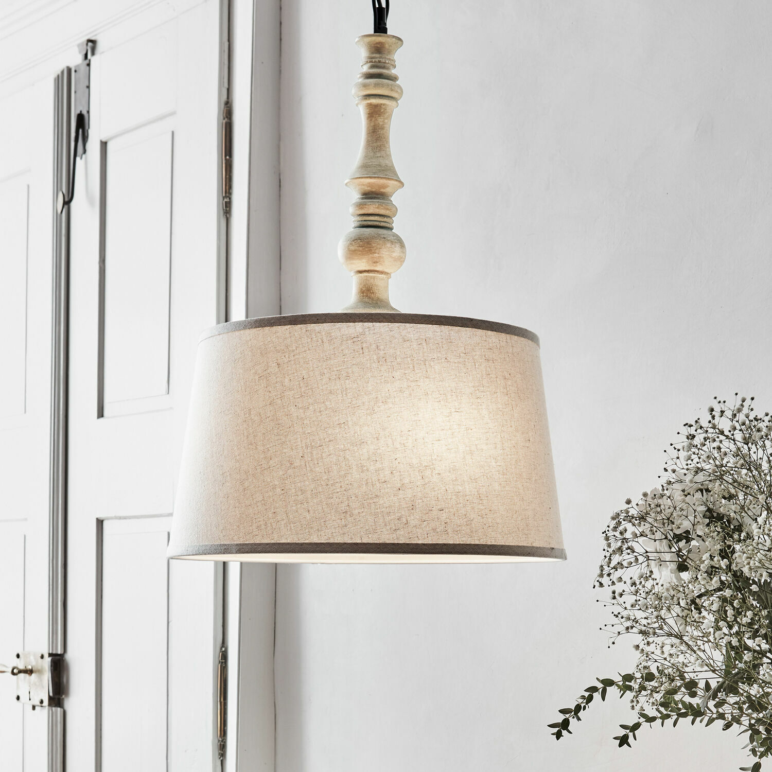Lámpara colgante Martigny Lámpara colgante con pantalla beige y base de madera envejecida para ambiente acogedor