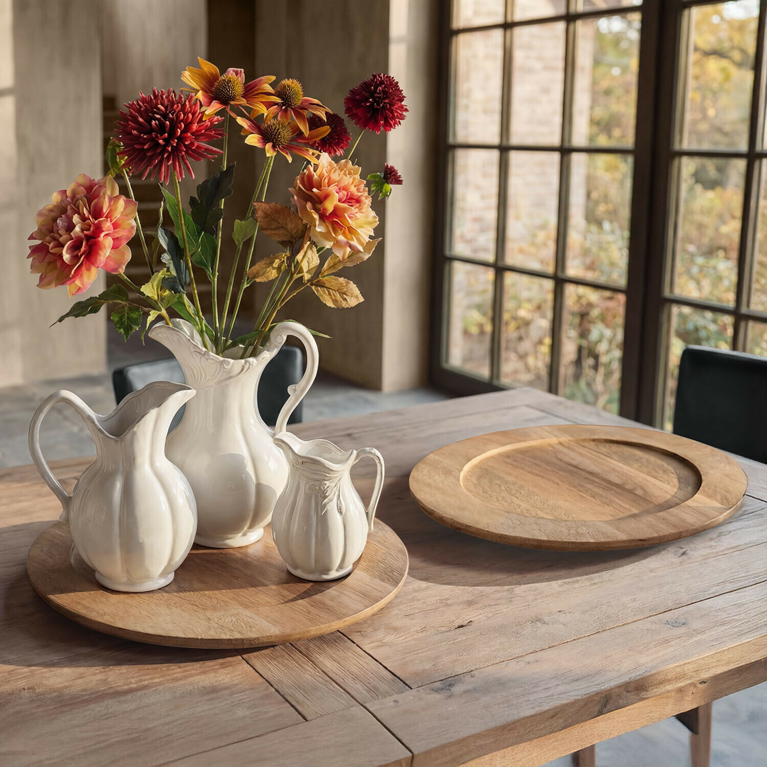Set de 2 manteles individuales Ulivarne Conjunto de jarras de cerámica blanca sobre bandeja de madera con flores en interior rústico