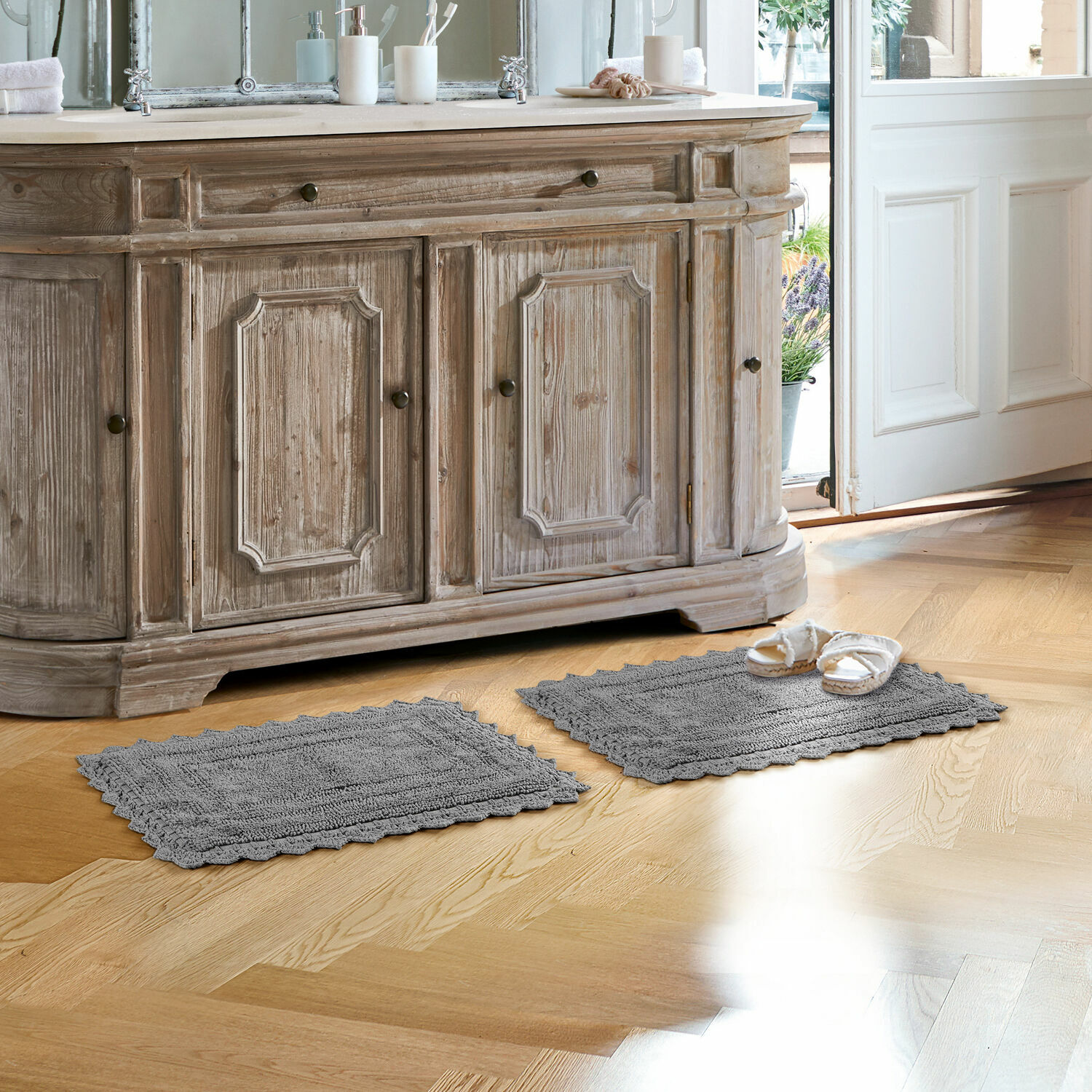 Alfombrilla de baño Yalexir Alfombrillas de baño grises de algodón sobre suelo de madera clara junto a mueble rústico con lavabo