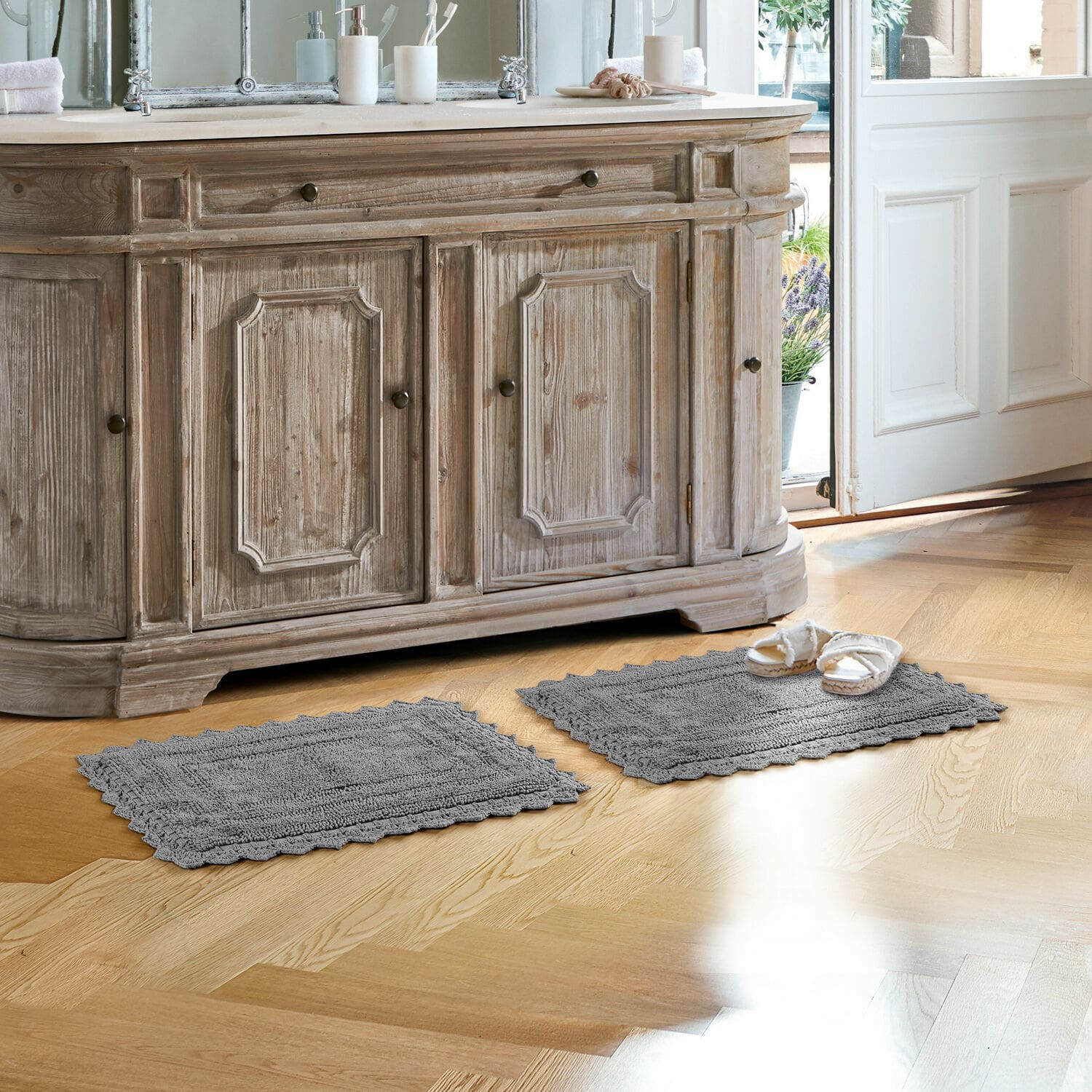 Alfombrilla de baño Yalexir Alfombrillas de baño grises de algodón sobre suelo de madera clara junto a mueble rústico con lavabo