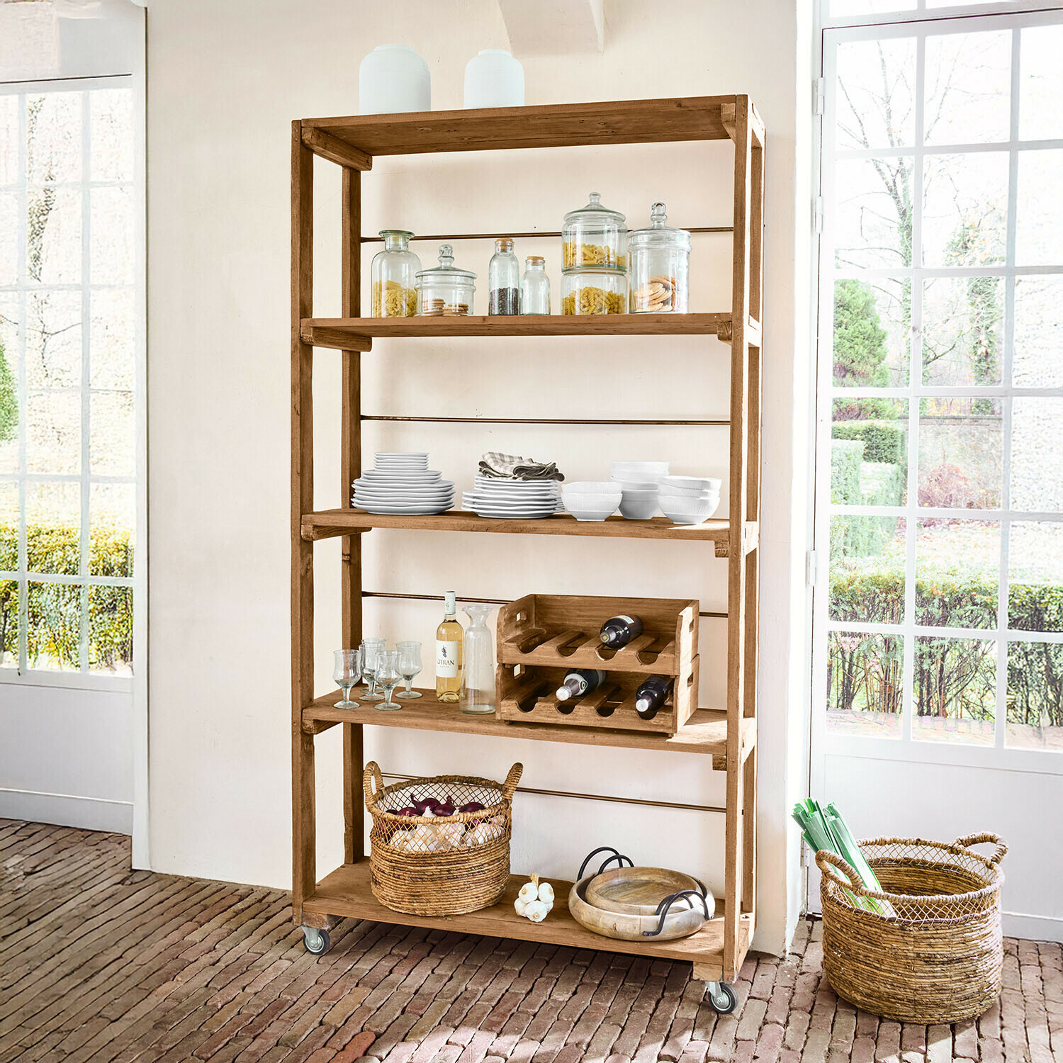 Estantería de madera de mango con ruedas, vajilla, cestas y botellero, color natural