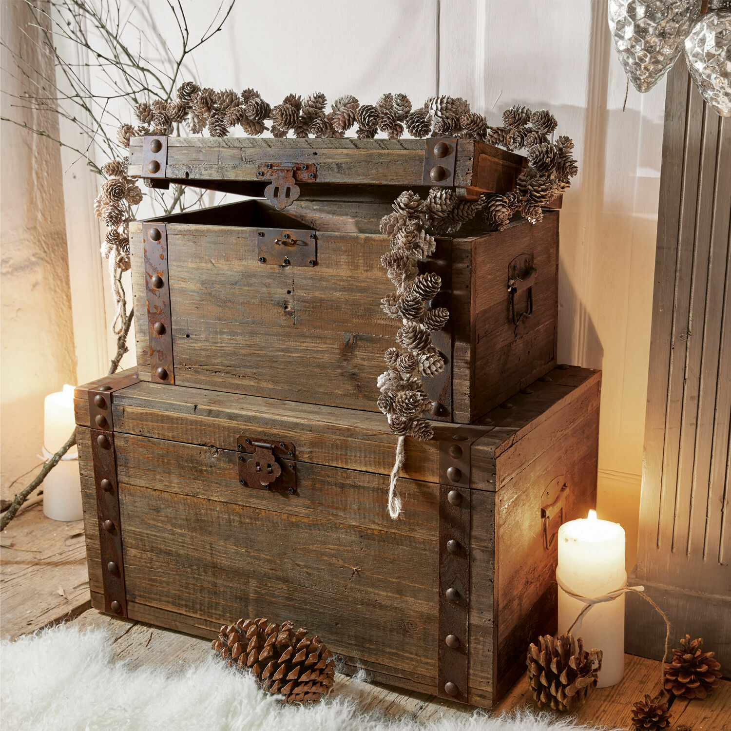 Set de 2 baúles Pratt Cajas de madera rústicas con herrajes metálicos, decoradas con piñas y velas encendidas
