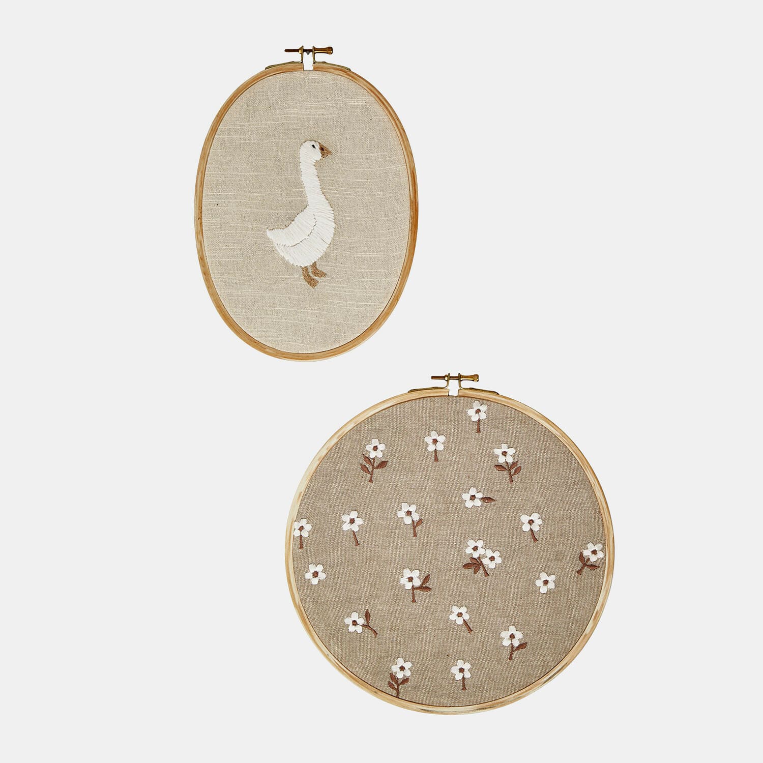 Dos bastidores bordados en lino natural con motivos de ganso blanco y flores, decoración de pared