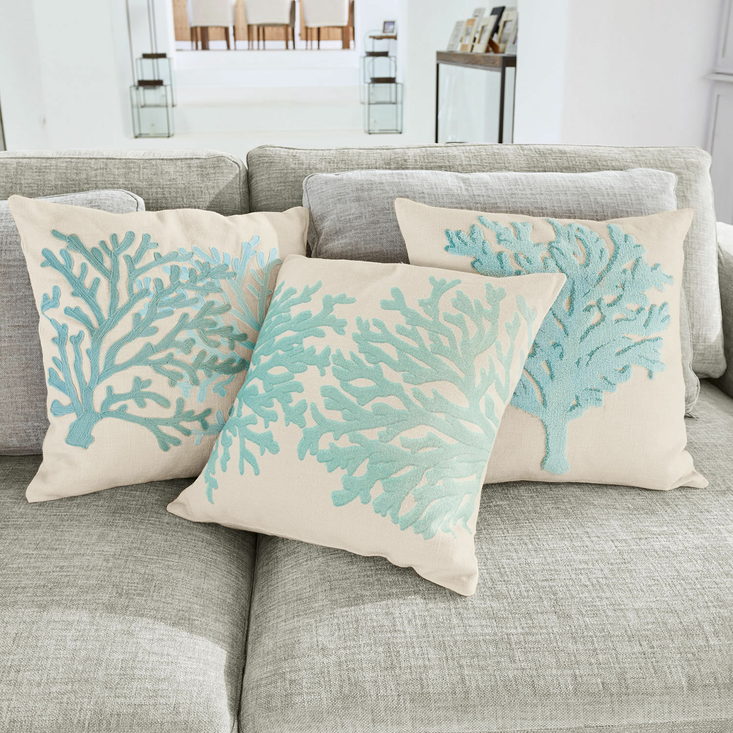 Set de 3 fundas de cojín Vaiea Cojines decorativos beige con bordado azul de coral sobre sofá gris para sala de estar