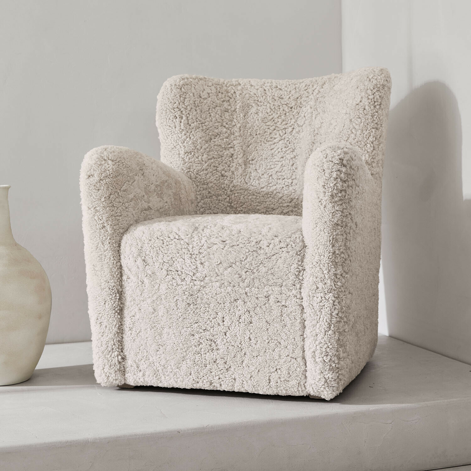 Sillón Fleurimond Sillón suave de felpa beige con diseño moderno, perfecto para salón y descanso