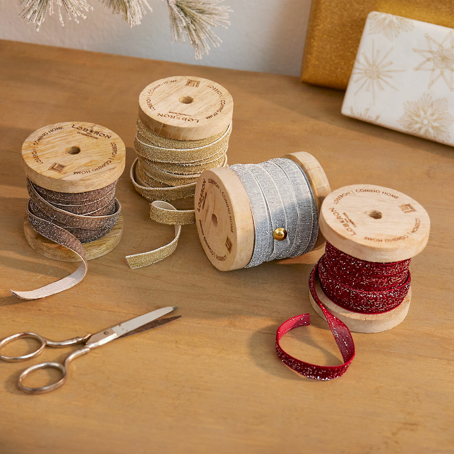Set de 4 cintas de terciopelo Verlanne Conjunto de cuatro cintas decorativas con purpurina en carretes de madera, colores variados para envolver regalos