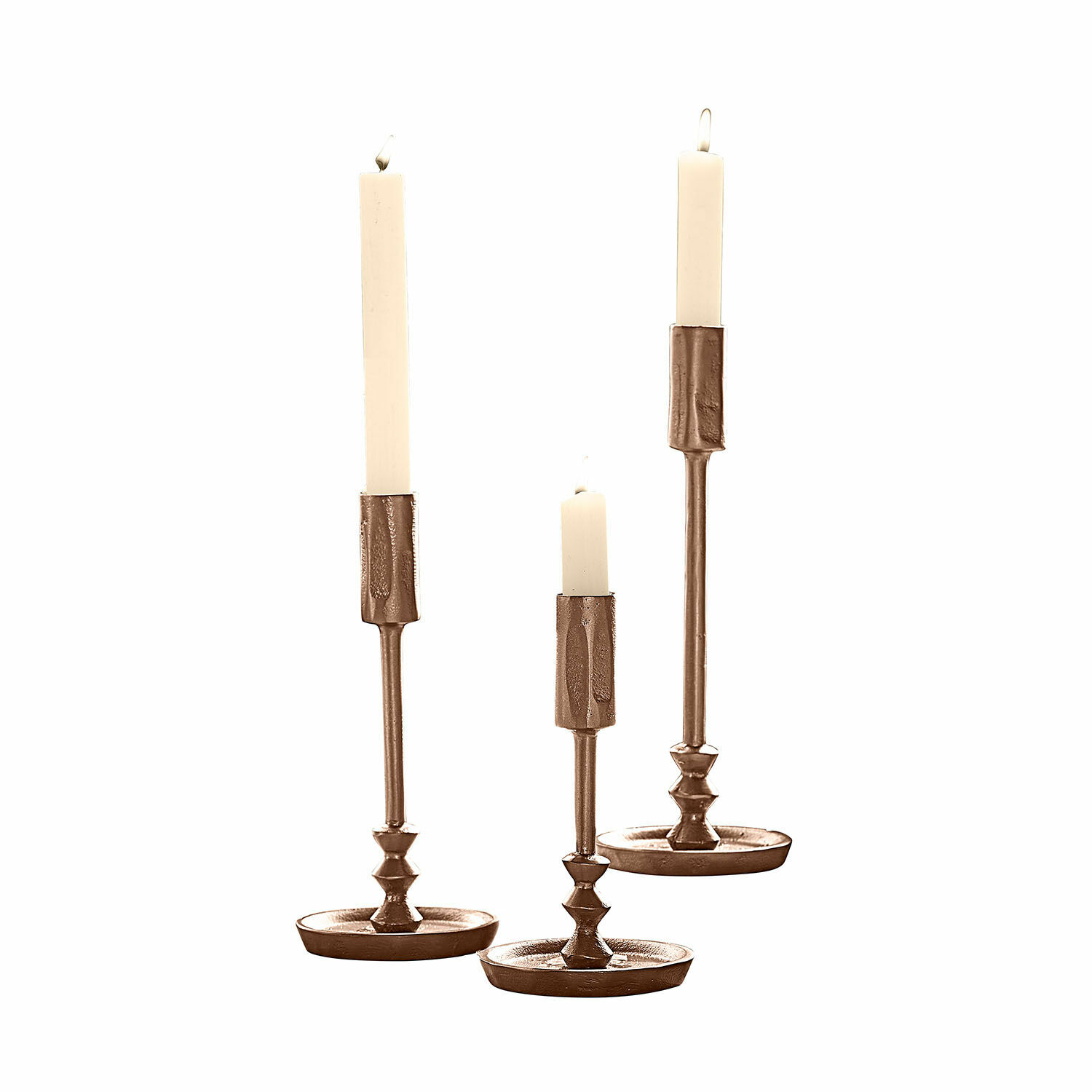 Set de 3 candeleros Rivandre Conjunto de tres candelabros de cobre con velas blancas, decoración metálica para mesa