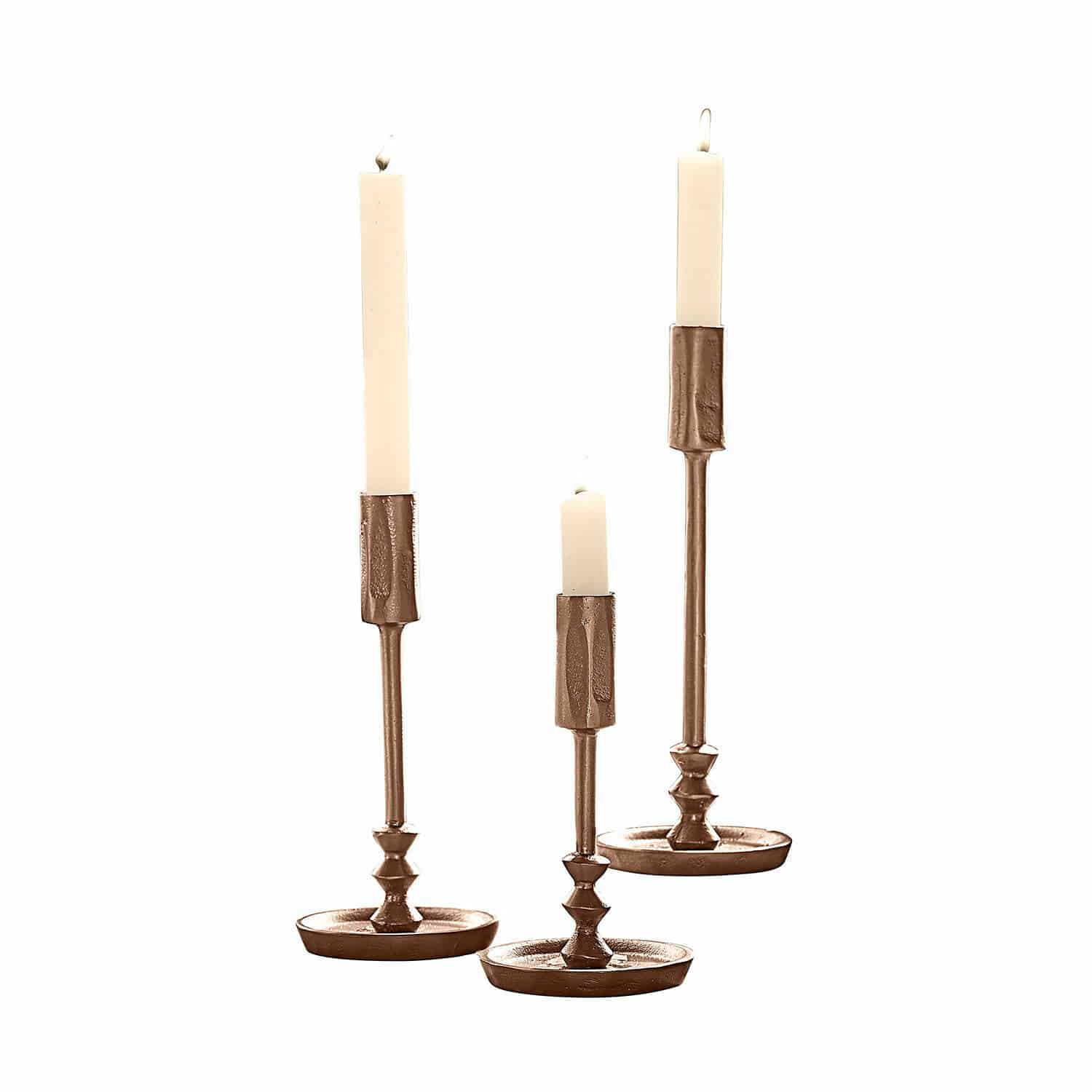 Set de 3 candeleros Rivandre Conjunto de tres candelabros de cobre con velas blancas, decoración metálica para mesa