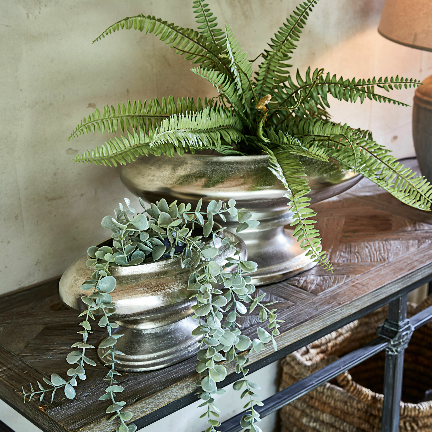 Set de 2 jarrones Loyère Jarrones decorativos de cerámica plateada con plantas verdes sobre mesa de madera en sala