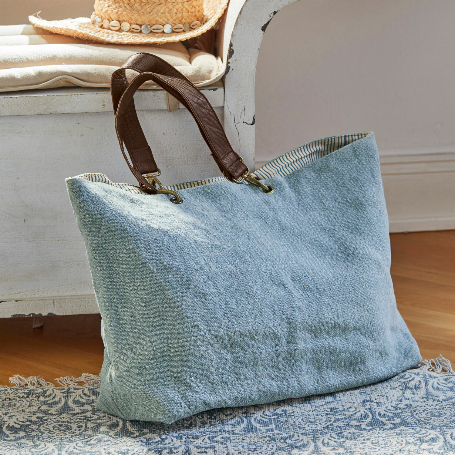 Bolsa grande de lino azul claro con asas de cuero marrón para uso diario práctico
