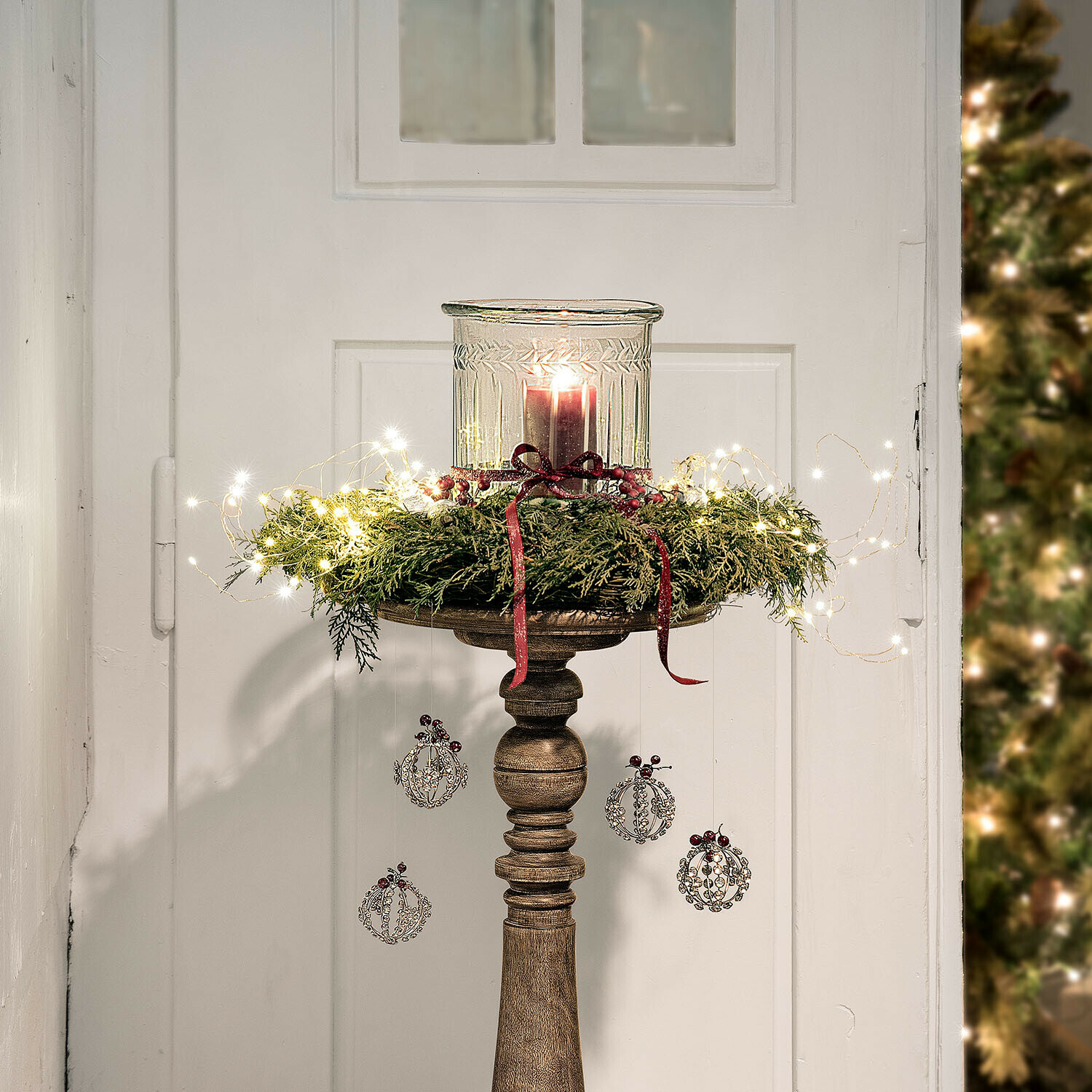 Corona de flores secas Willara Portavelas de madera con corona verde, lazos rojos y luces LED para decoración navideña