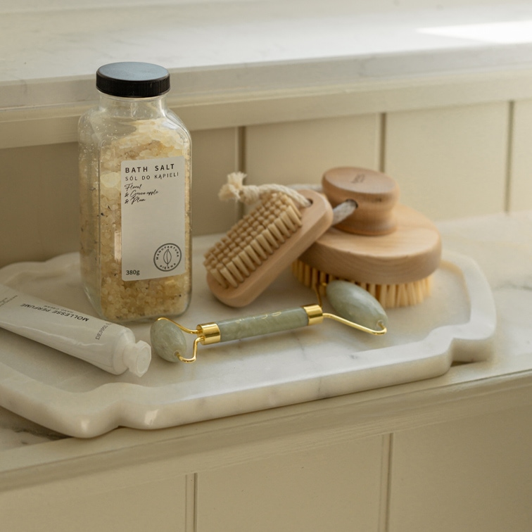Set de cuidado corporal con sales de baño, cepillos de madera y rodillo facial de jade verde para masaje