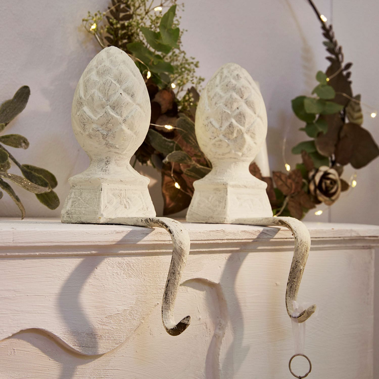 Set de 2 ganchos de hierro Lucielle Par de ganchos metálicos blancos con adorno en forma de piña para colgar decoraciones