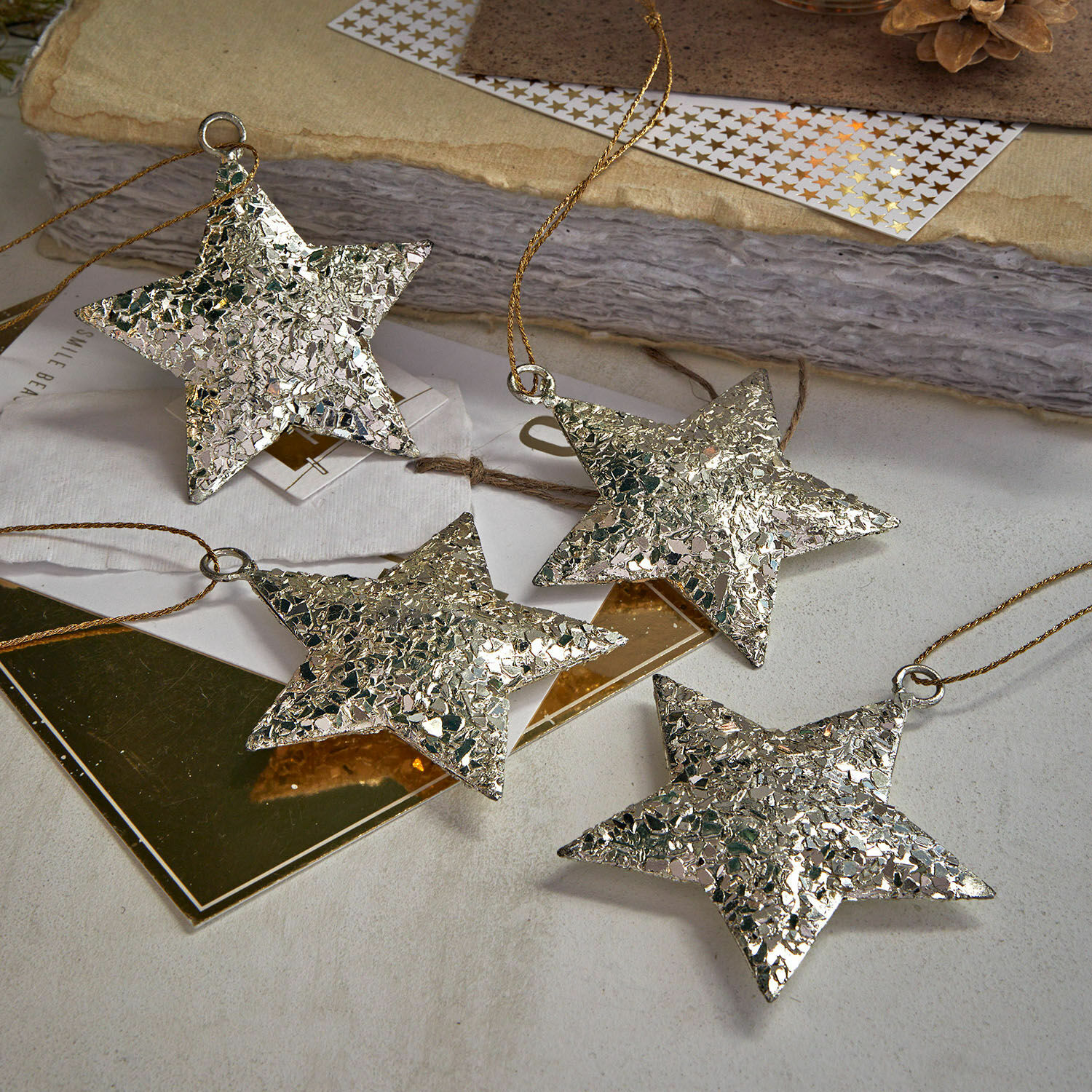 Set de 4 colgantes Veyari Conjunto de cuatro estrellas plateadas con textura para colgar, decoración navideña brillante