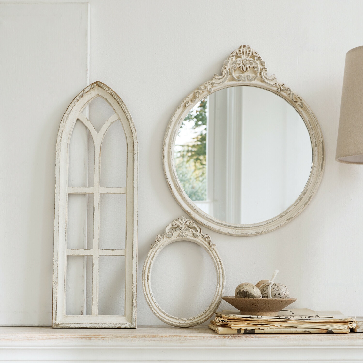 Set de 3 con espejo y ventanas decorativas Morilev Espejo decorativo y marcos de madera envejecida color crema sobre cómoda blanca