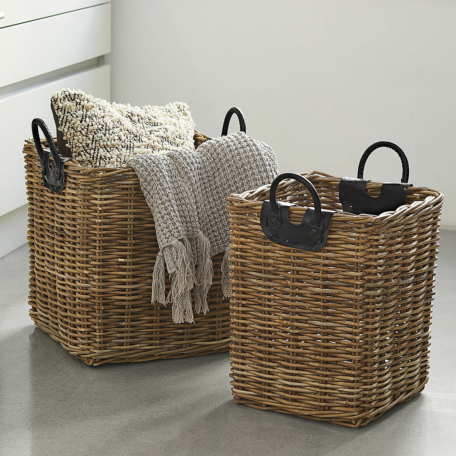 Set de 2 cestas Serendel Conjunto de dos cestas de mimbre con asas negras, color natural, para almacenamiento en casa