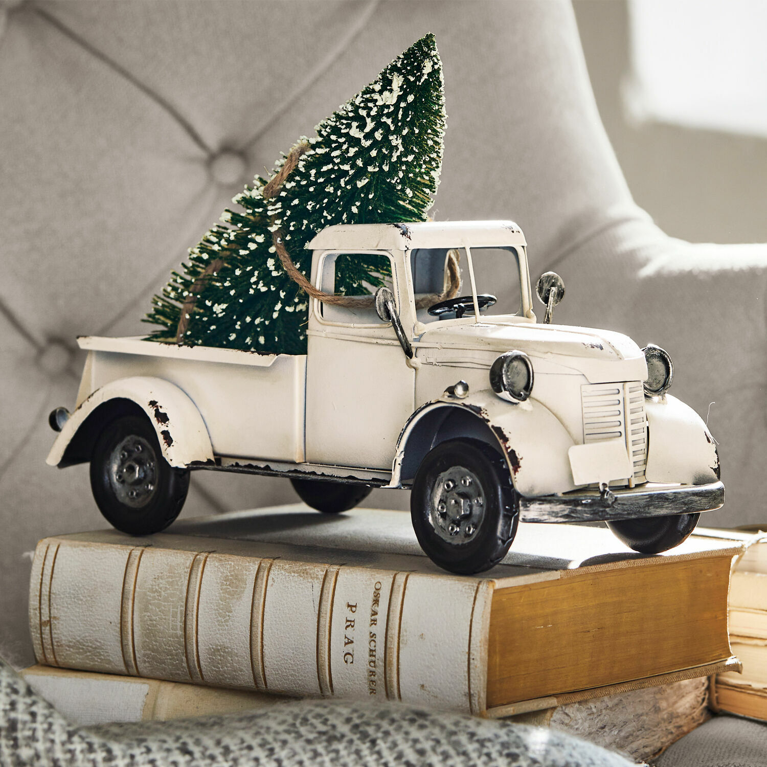 Coche decorativo Formis Modelo de camión antiguo de metal blanco con árbol verde sobre libros, decoración navideña