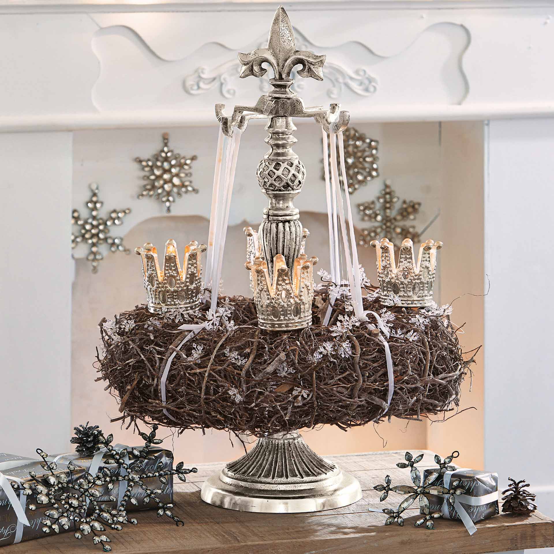 Candelabro decorativo de metal plateado con corona de ramas y adornos navideños brillantes