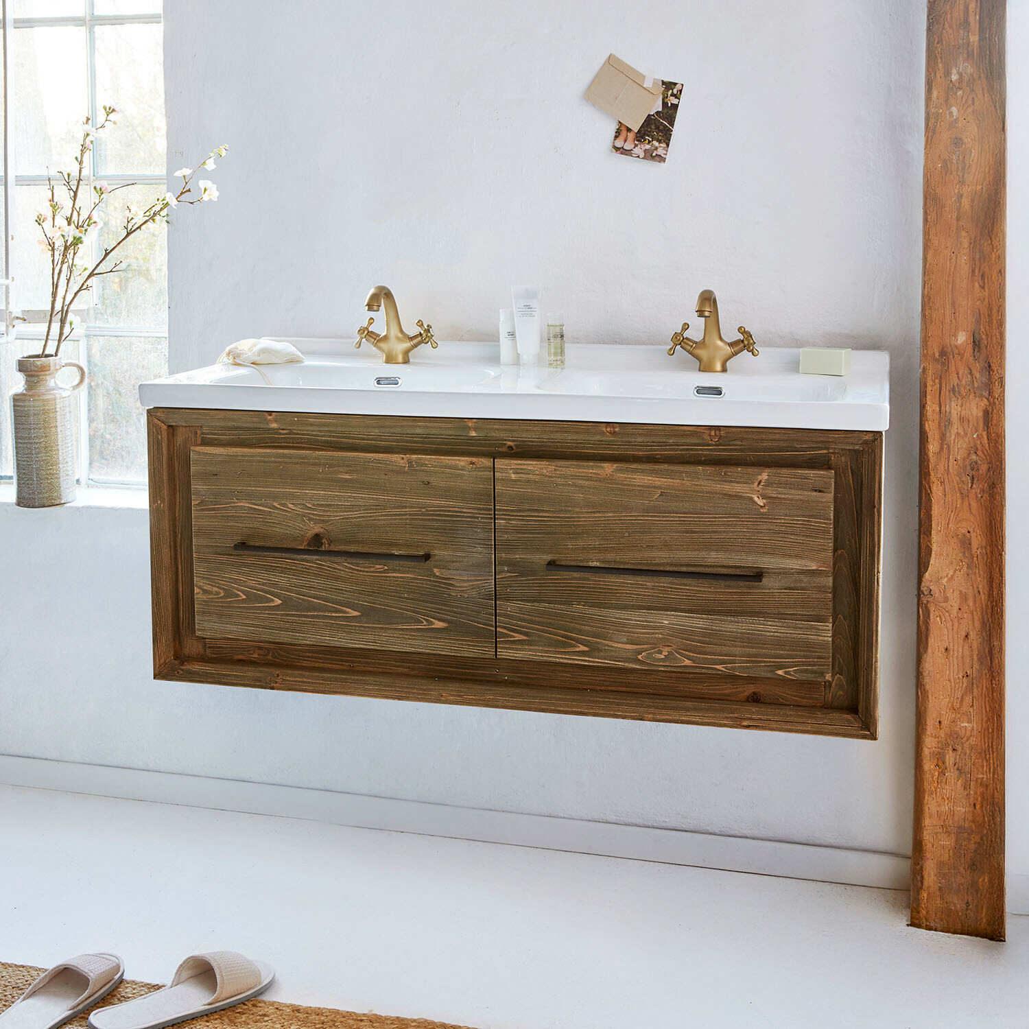 Mueble de baño suspendido de madera con lavabo blanco y grifos dorados, estilo rústico