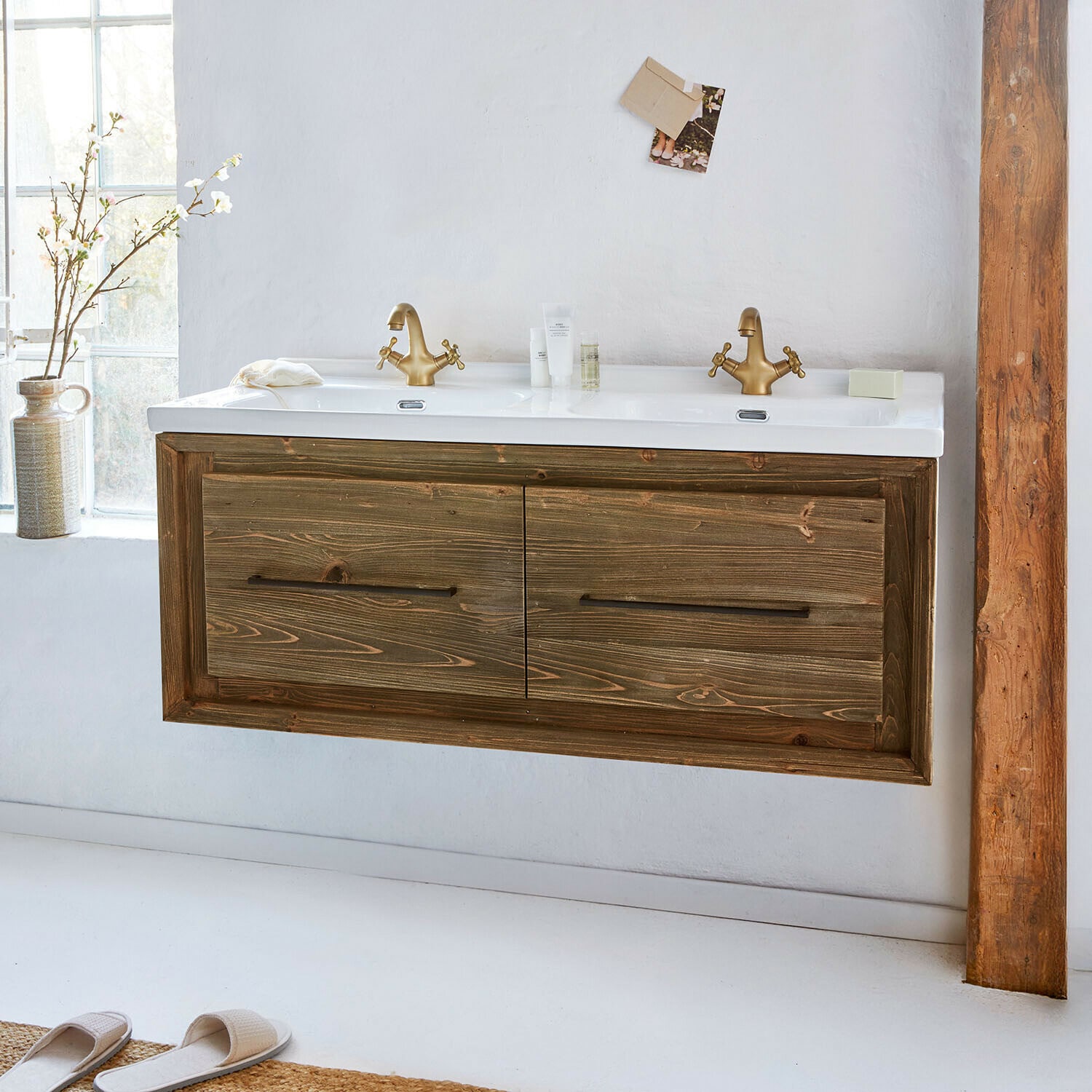 Mueble de baño con dos lavabos Greenhaven Mueble de baño suspendido de madera con lavabo blanco y grifos dorados, estilo rústico