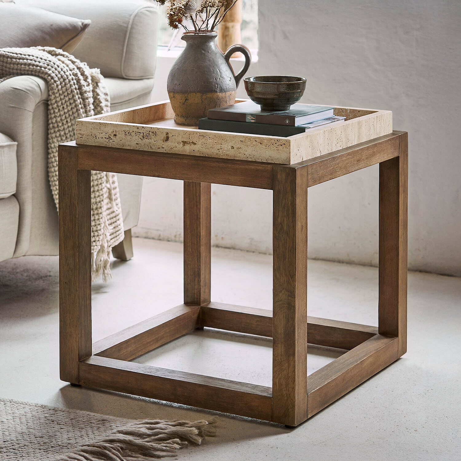 Mesa auxiliar Edwyn Mesa auxiliar cuadrada con estructura de madera y superficie de piedra clara en estilo natural