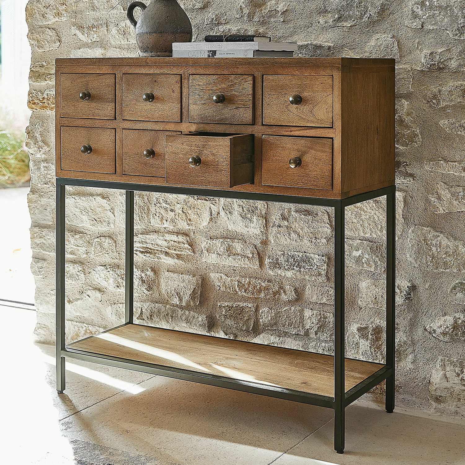 Consola Mistyvale Consola de madera y metal con ocho cajones en color marrón natural, mueble de almacenamiento