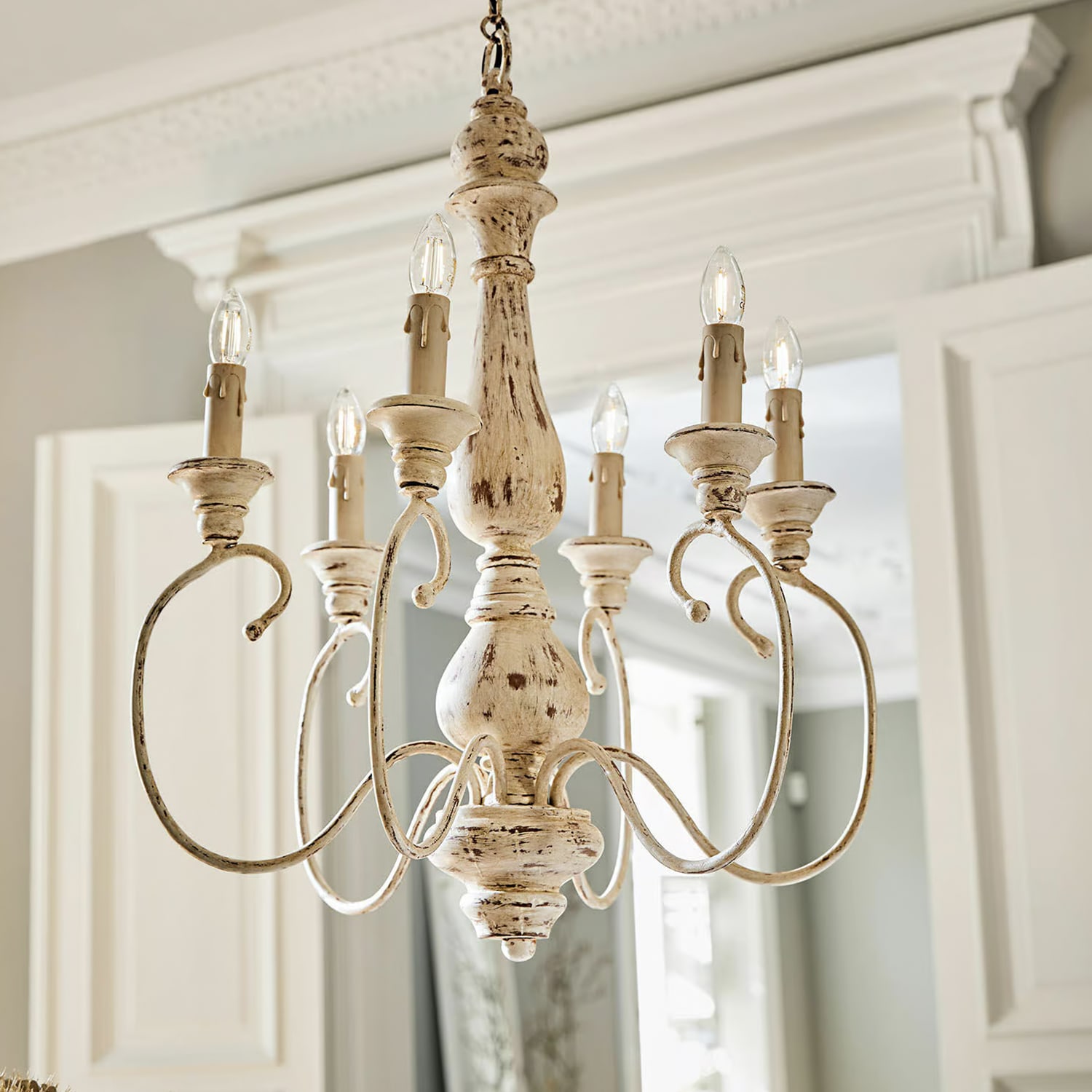 Lámpara de araña vintage con seis bombillas, metal en acabado madera blanca envejecida, iluminación decorativa