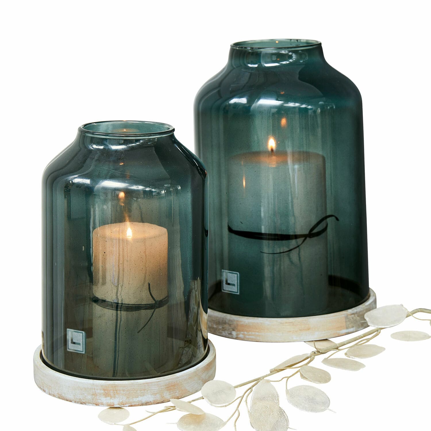 Set de 2 linternas Heavenly Conjunto de dos portavelas de vidrio verde con base de madera, decoración para interiores