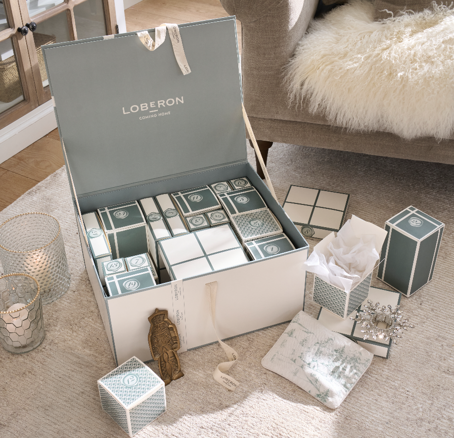 Caja de calendario de adviento decorativa abierta de LOBERON con cajitas de regalo numeradas y accesorios navideños